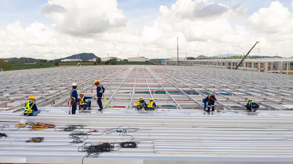 Lắp dựng mái, sàn và các hạng mục hoàn thiện khác