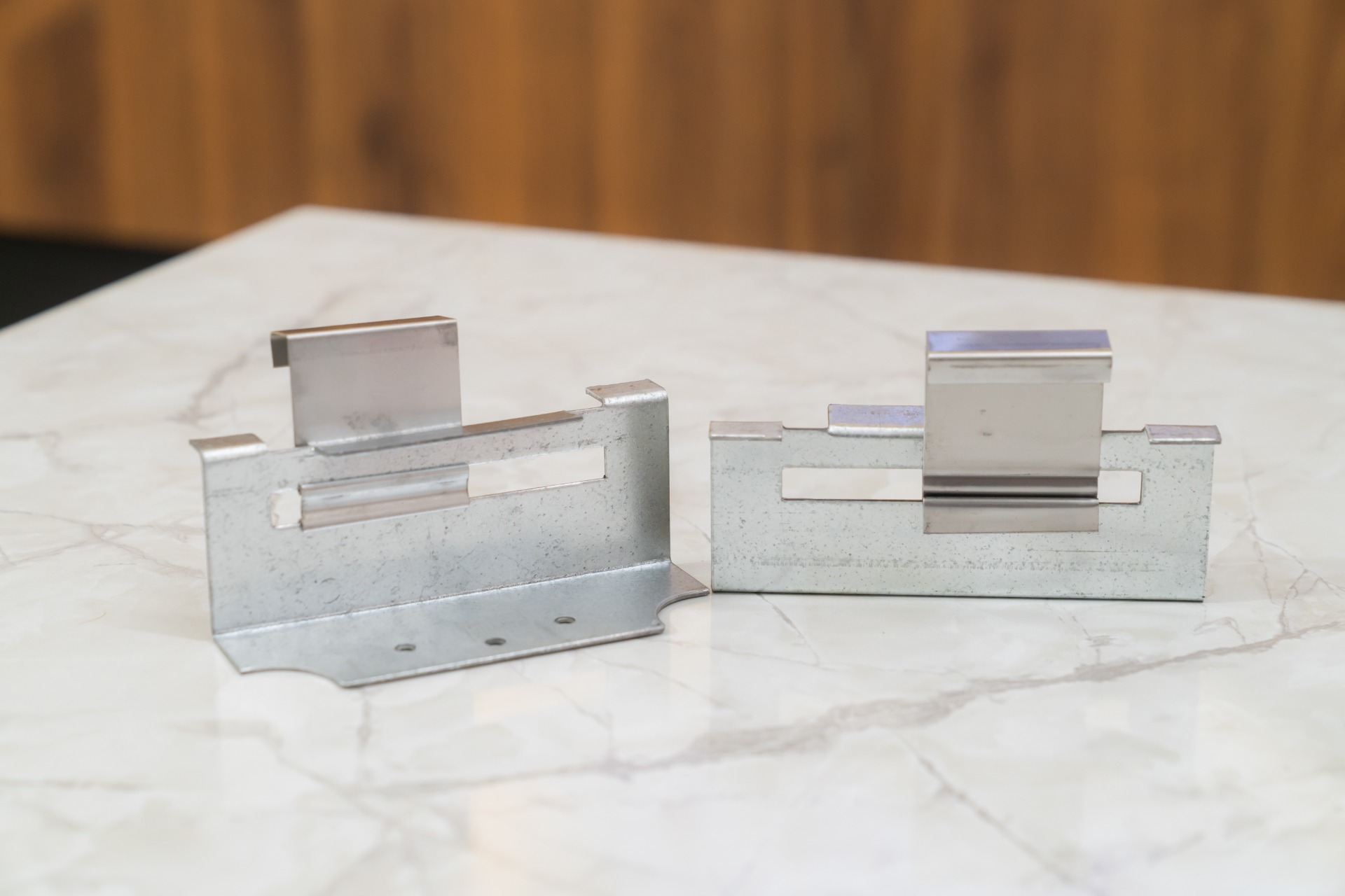 Phụ kiện cho tôn: Dai Seam, Cùm đỡ máng xối